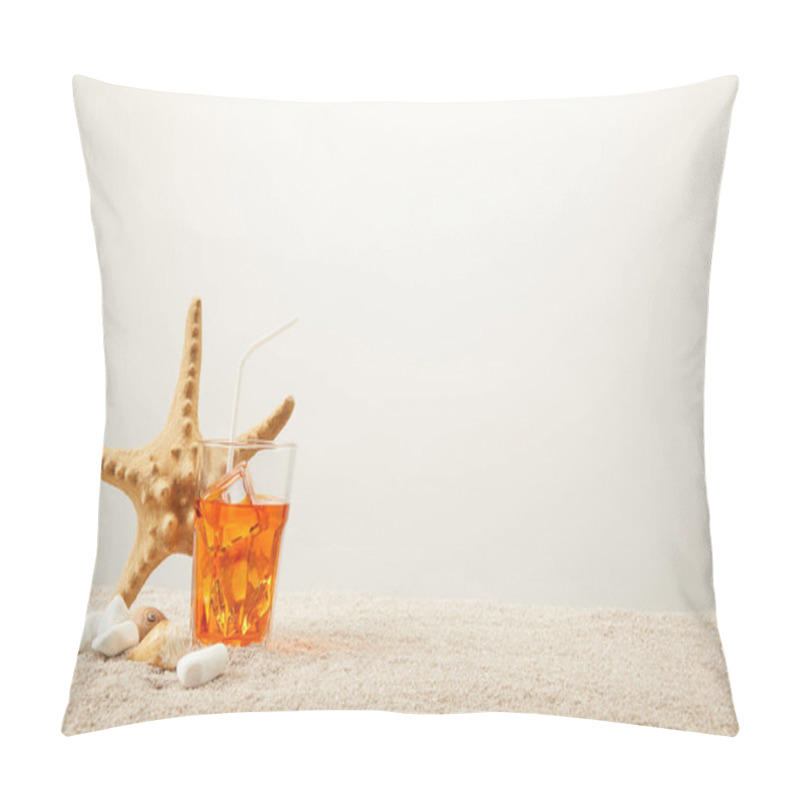 Personality  close up view of sea star, refreshing cocktail with straw and seashells on sand on grey background pillow covers