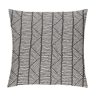 Personality  Seamless Geometric Doodle Lines Pattern In Black And White. Adstract Hand Drawn Retro Texture. Pillow Covers