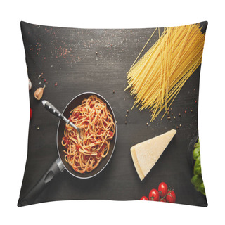 Personality  Top View Of Tasty Bolognese Pasta In Frying Pan On Black Background With Fresh Ingredients Pillow Covers