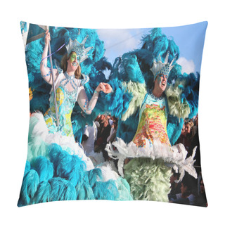 Personality  Porta-Bandeira And Mestre-Sala In A Brazilian Carnival Pillow Covers