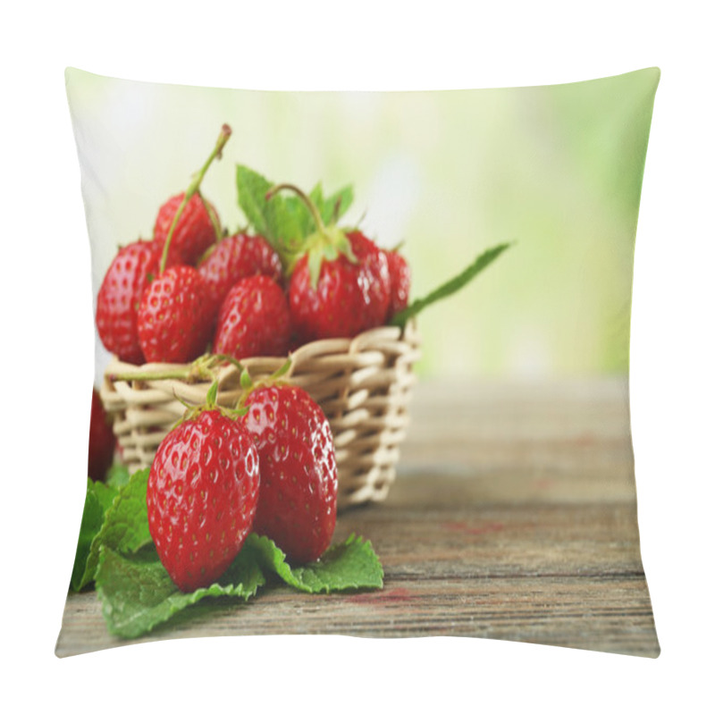 Personality  Ripe strawberries with leaves pillow covers