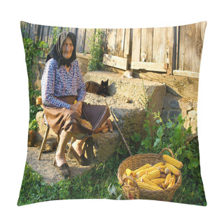 Personality  Old Peasant Woman Harvests Corncobs Pillow Covers