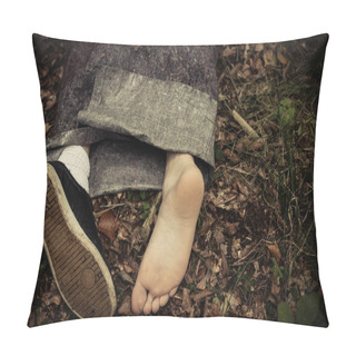 Personality  Feet Of Murder Victim Wrapped In Sheets Pillow Covers