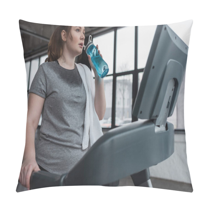 Personality  Curvy Girl Drinking From Water Bottle While Running On Treadmill In Gym Pillow Covers