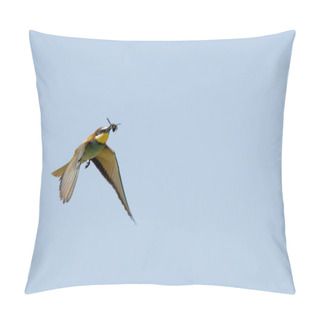 Personality  A Bee Eater Bird Flying With A Fly Pillow Covers