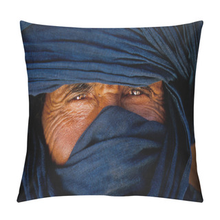 Personality  TIMIMOUN, ALGERIA - JANUARY 18, 2002: Unknown People Of The Touareg Tribe Portrayed In Their Villages Pillow Covers