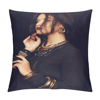 Personality  Gorgeous Woman With Dark Hair And Bright Makeup With Luxurious Bijou Pillow Covers