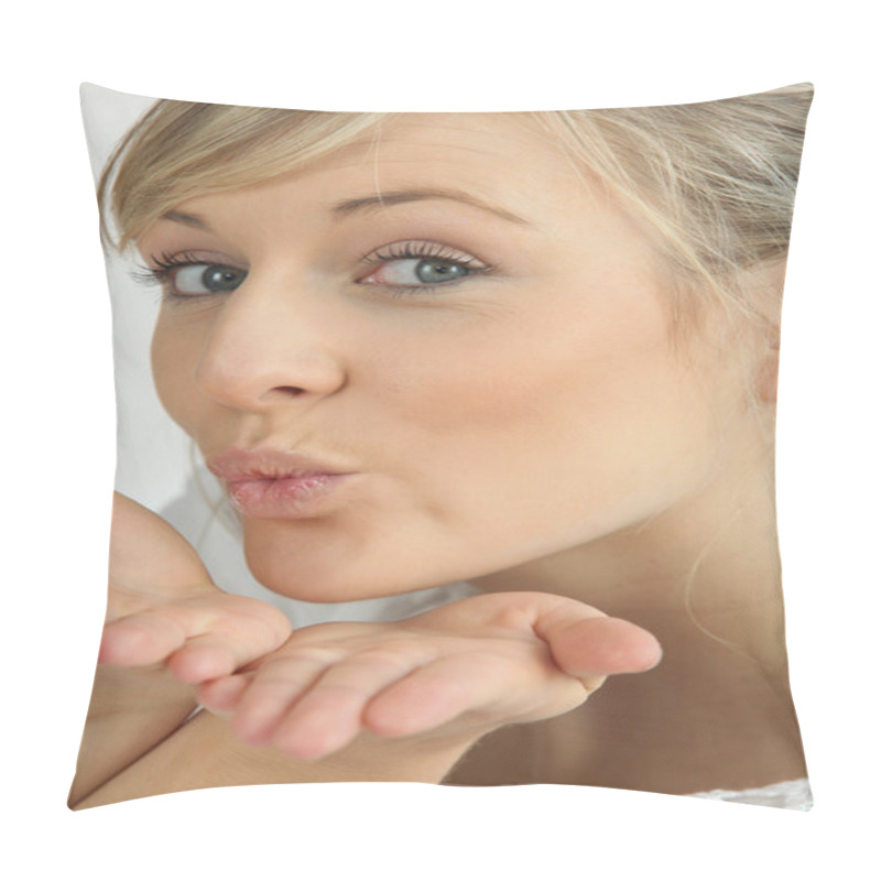Personality  Blonde Woman Pulling Air Kiss Pillow Covers