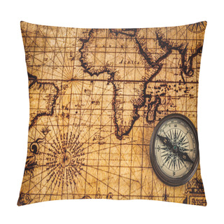 Personality  Old Vintage Compass On Ancient Map Pillow Covers