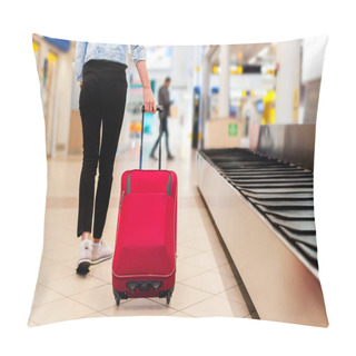 Personality  Woman Reclaiming Her Bag From Airport Conveyor Belt Pillow Covers