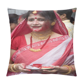 Personality  Woman Celebrating Durga Pooja Dussera Vijayadasami Navaratri Festival, Calcutta Kolkata, West Bengal, India   Pillow Covers