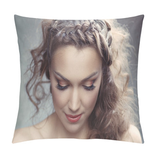 Personality  A Pretty Woman With Curly Hair Pillow Covers