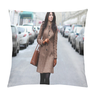Personality  Beautiful Young Woman Walking On The Street Pillow Covers