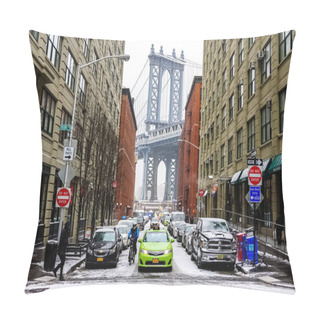 Personality  The Manhattan Bridge Is A Suspension Bridge That Crosses The East River In New York City, Connecting Lower Manhattan At Canal Street With Downtown Brooklyn At The Flatbush Avenue Extension, Pillow Covers