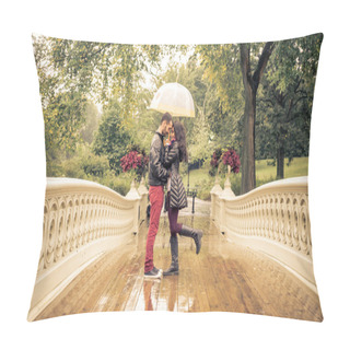 Personality  Lovely Couple In Central Park, New York Pillow Covers