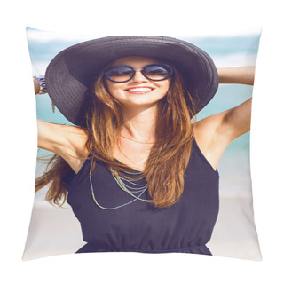 Personality  Woman Wearing Vintage Hat And Sunglasses Pillow Covers
