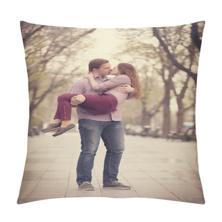 Personality Young Couple Kissing On The Street Pillow Covers