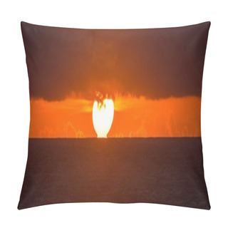 Personality  Radiant Sunset Glow: Mesmerizing 4K Ultra HD View Of The Sun Setting Over The Horizon Pillow Covers