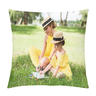 Personality  Mother And Daughter Drawing In Park Pillow Covers