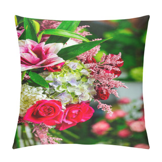 Personality  A Vibrant Bunch Of Flowers Beautifully Arranged In A Vase, Providing A Perfect Copy Space. Pillow Covers