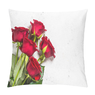 Personality  Red Roses Flower Bouquet On White Background Top View.  Pillow Covers