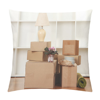 Personality  Moving Boxes In Empty Room Pillow Covers