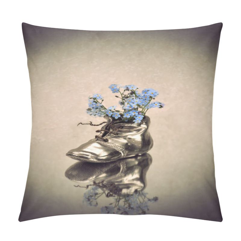 Personality  Antique vase with blue flowers pillow covers