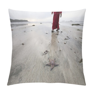 Personality  Woman Walking By Starfish On Beach Pillow Covers