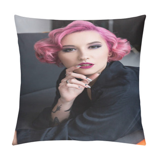 Personality  Pretty Pink Haired Pin Up Girl Posing On Couch Pillow Covers