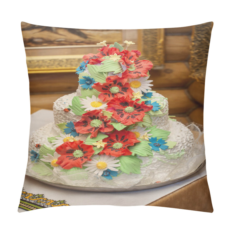 Personality  wedding cake with red poppies pillow covers