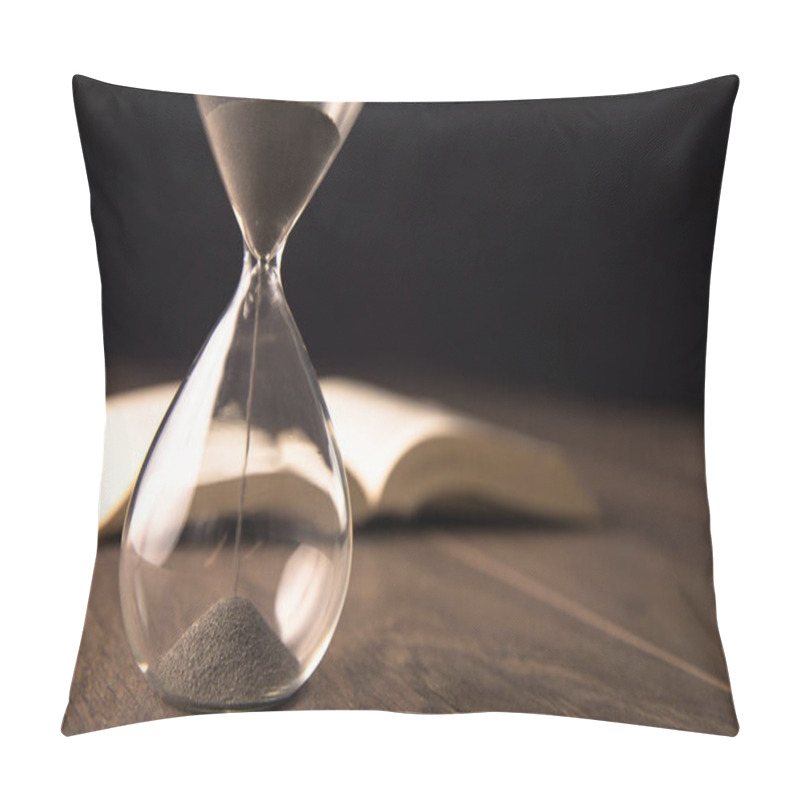 Personality  Hourglass countdown with a open boo pillow covers