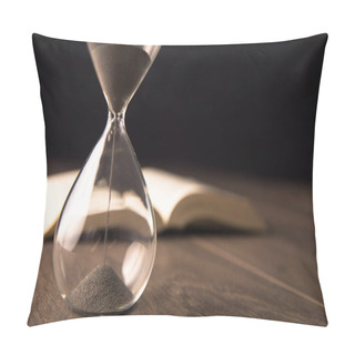 Personality  Hourglass Countdown With A Open Boo Pillow Covers