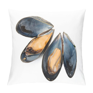 Personality  Close Up Of Fresh Boiled Mussels Isolated On White Background Pillow Covers