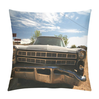 Personality  Classic Vintage American Car In Desert Pillow Covers
