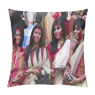 Personality  Hindu Women Play With Vermilion During Durga Puja Pillow Covers