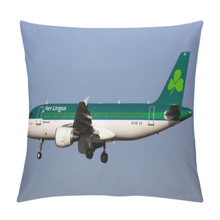 Personality  Barcelona, Spain - January 24, 2020: Airline Aer Lingus Plane Comes In For A Landing In An Aeroport El Prat City Of Barcelona Pillow Covers