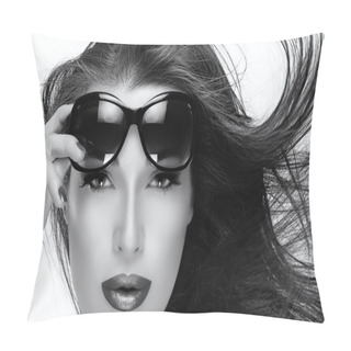 Personality  Beautiful Model In Fashion Sunglasses. Monochrome Closeup Portra Pillow Covers