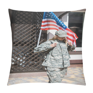Personality  Military Servicewoman Leaving House And Holding  Backpack Shoulder Straps With Usa Flag On Background Pillow Covers