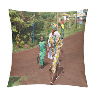 Personality  Skinned African People, Women And Child Stepping On Rural Road Pillow Covers