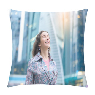 Personality  Portrait Of A Young Happy Woman At The City Street Pillow Covers