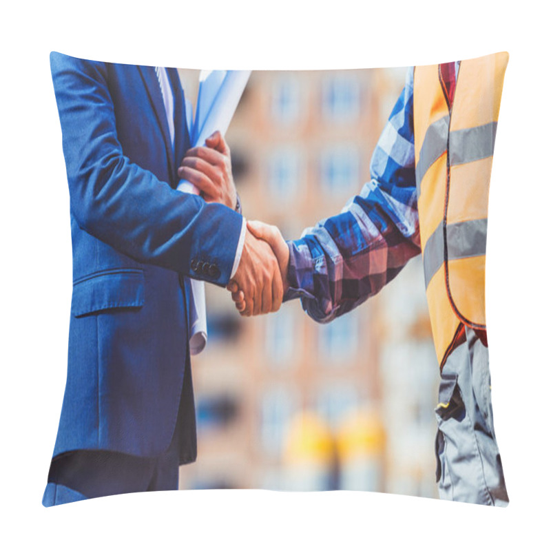 Personality  Builder and businessman shaking hands pillow covers