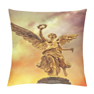 Personality  The Angel Of Independence Against Dramatic Sky Pillow Covers