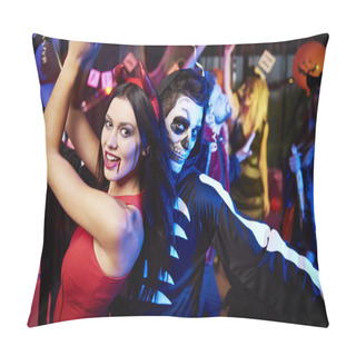 Personality  Couple Dancing At The Party Pillow Covers