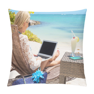 Personality  Business Woman Working With Computer On The Beach Pillow Covers