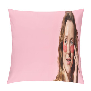 Personality  A Captivating Woman With Natural Beauty Showcases Eye Patches, Exuding Charm And Theatrical Artistry. Pillow Covers