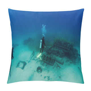 Personality  Divers Underwater Shipwreck Pillow Covers