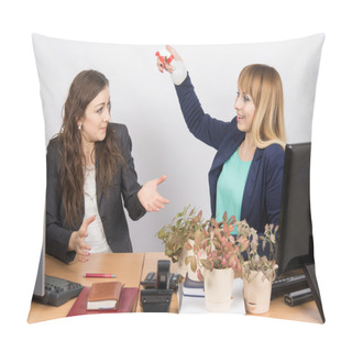 Personality  Office Employee-grower Sprinkles Water From Pulivizatora On Irritated Colleague Pillow Covers