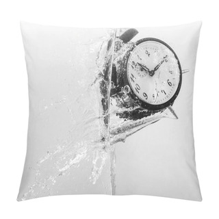 Personality  Drowning Clock In The Water Pillow Covers