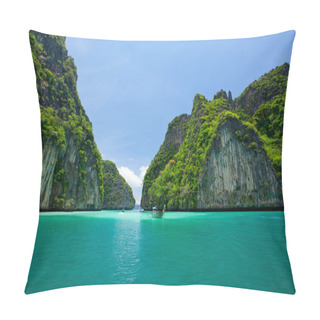 Personality  Cliff And The Sea Pillow Covers