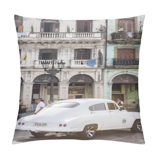 Personality  Old Car Next To Crumbling Buildings In Havana Pillow Covers